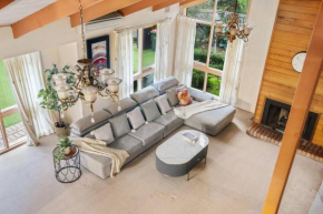 Stylish Retreat Family House 5BRM Wheelers Hill